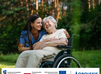 starsza pani na wózku, młodsza opiekuje się nią